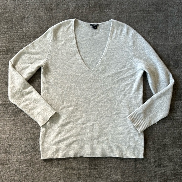 Theory Adrianna Feather Weight Cashmere Sweater V-Neck Heather Gray - M - Picture 4 of 10